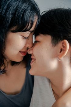 两个女人之间亲密而温柔的时刻，体现了爱与感情