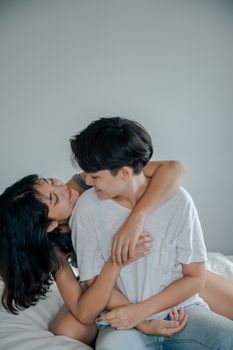 两个女人在床上嬉戏，亲密的时刻展现了亲情与爱