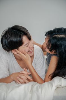 两个女人在舒适的室内环境中分享着温柔而快乐的时光