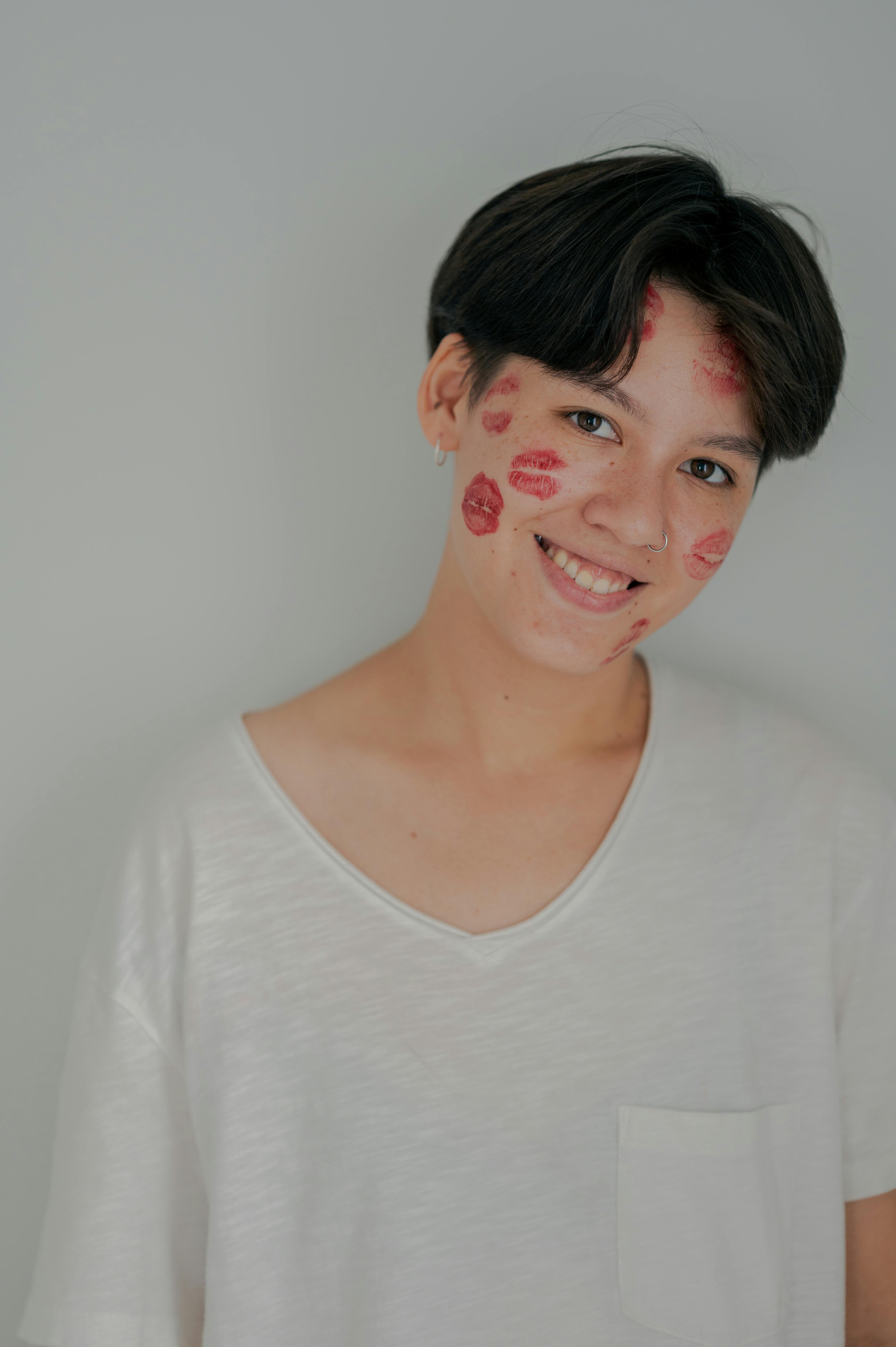 一个面带微笑、唇印清晰的人像，洋溢着喜悦之情