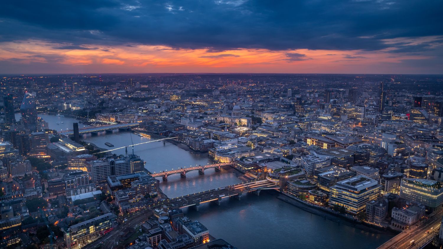 Londres et la Tamise au coucher du soleil
