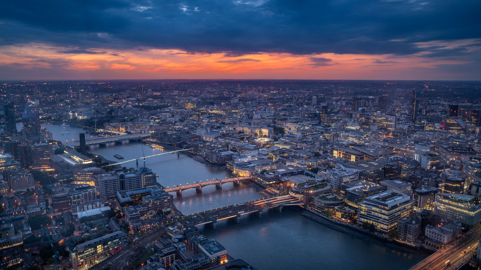 Londres au coucher du soleil, décor de production internationale