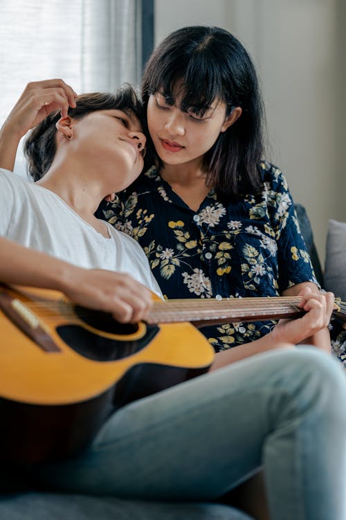 Foto stok gratis bermain gitar, cinta, dalam ruangan