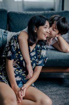 一对快乐的夫妇在家中分享了一个深情的时刻，展现了爱与团结