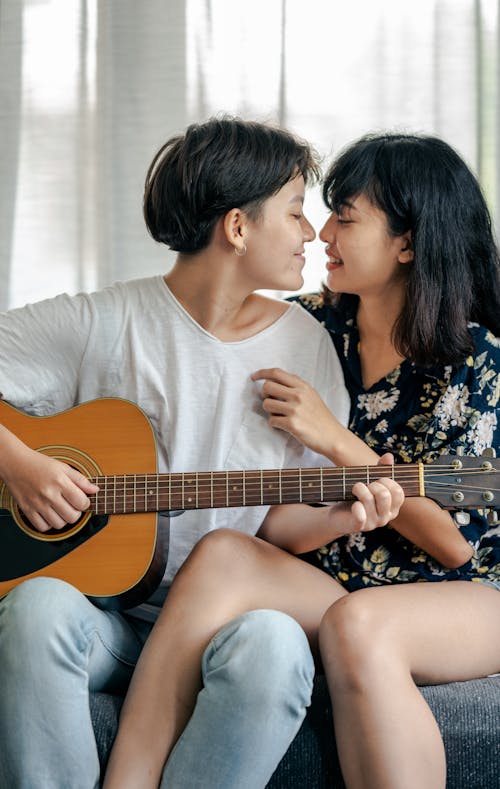 Gratis stockfoto met affectie, akoestische gitaar, binden