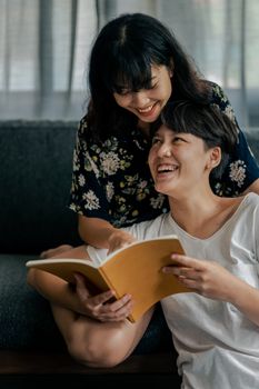 幸福的夫妇在室内享受阅读的时光，分享微笑与欢笑