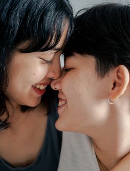 一对夫妇在室内微笑着拥抱，这是一个洋溢着爱与幸福的欢乐而亲密的时刻