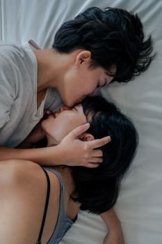一对夫妇在床上拥抱，捕捉了温柔与爱的亲密时刻