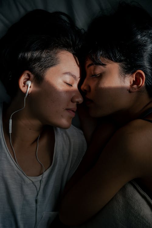 Foto profissional grátis de cama, casal, deitado