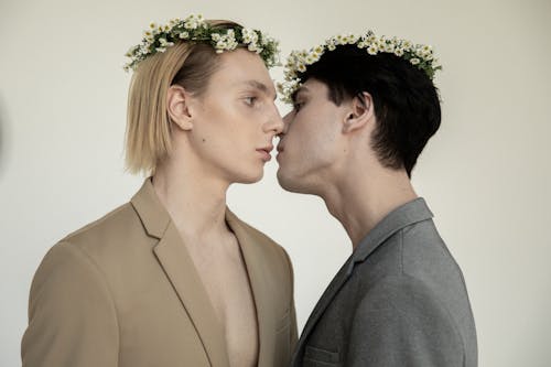 Darmowe zdjęcie z galerii z całowanie, garnitury, gej