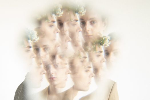 这幅创意肖像以一位头戴花冠、呈现镜像效果和梦幻色调的男子为特色
