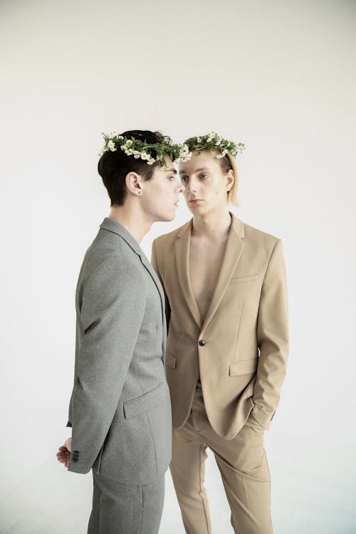 Fotobanka s bezplatnými fotkami na tému dvojica, gay-h, kvetinové korunky