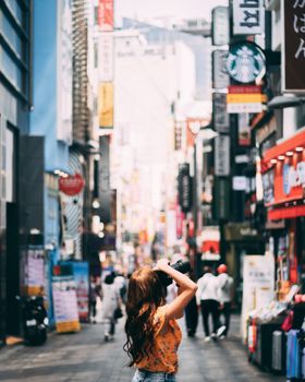 一位女摄影师捕捉了首尔繁华地区充满活力的城市生活