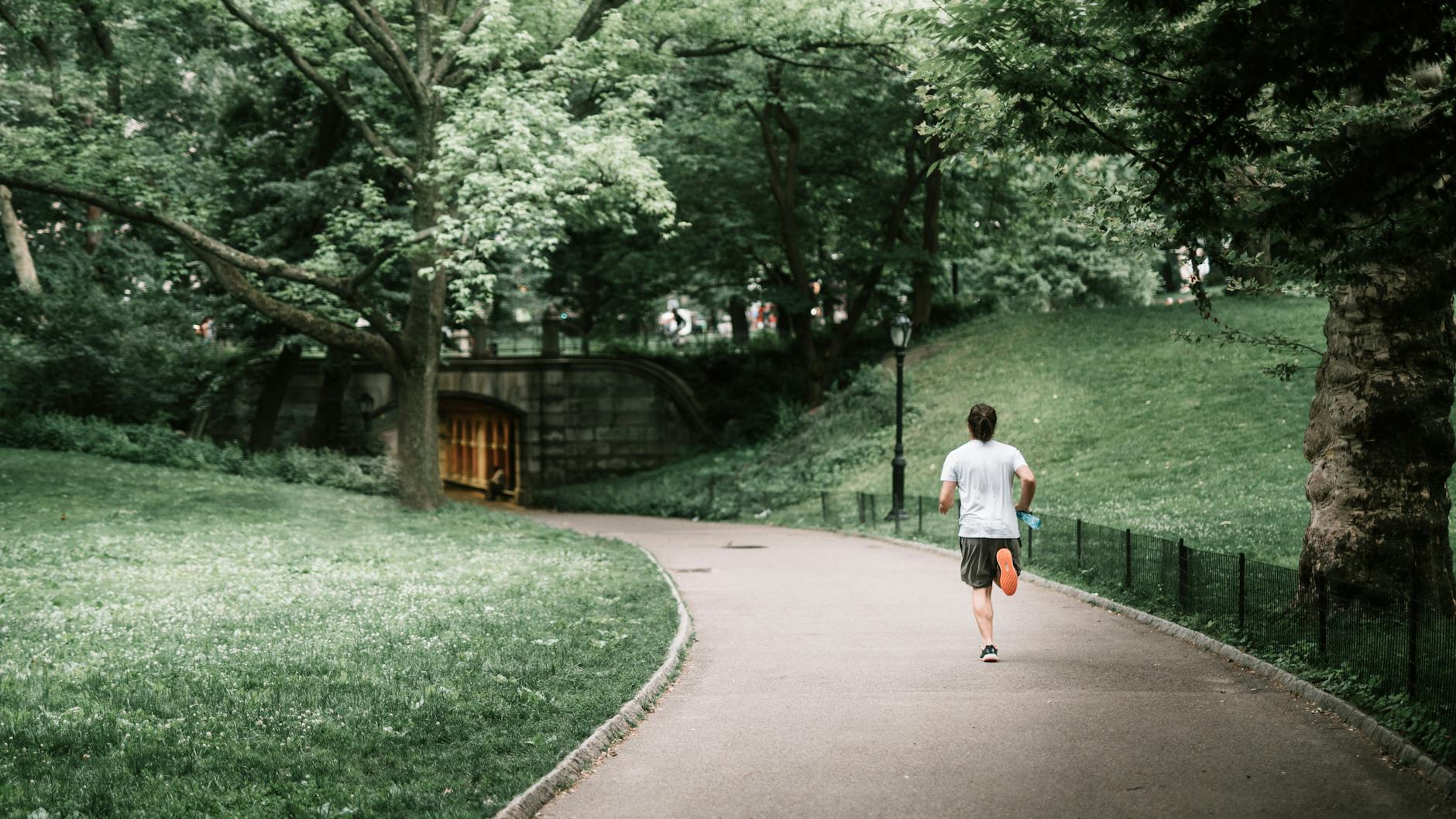 Menjaga kesehatan dengan olahraga ringan di bulan puasa melalui jogging