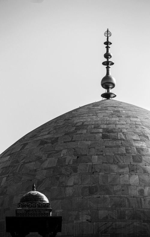 Free Elegant grayscale photo highlighting the dome of an Islamic mosque, showcasing religious architecture. Stock Photo