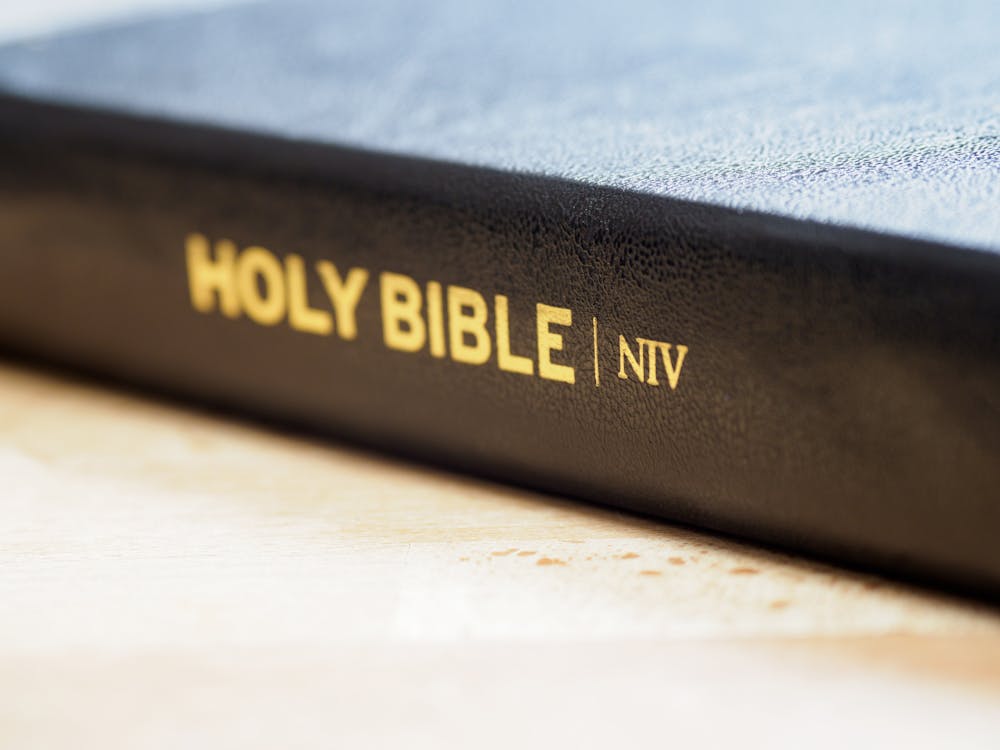Бесплатное стоковое фото с Библия, выборочный фокус, глубина резкости