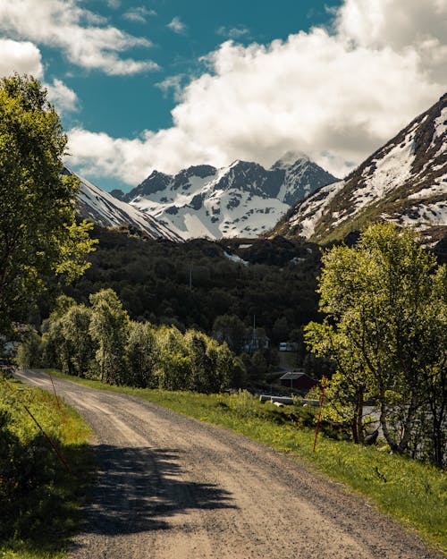 Kostenloses Stock Foto zu nicht asphaltierte straße, schneebedeckte berge, straße