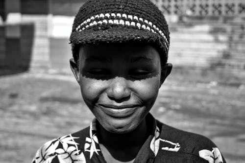 Ilmainen kuvapankkikuva tunnisteilla afrikkalainen lapsi, afrikkalainen poika, harmaasävyt