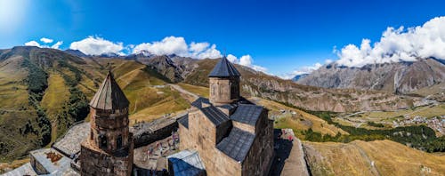 Безкоштовне стокове фото на тему «gergeti trinity, Аерофотозйомка, блакитне небо»