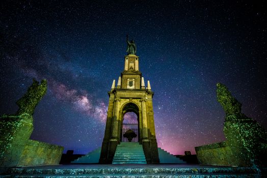 星空下的历史纪念碑，其壮丽景色展现了银河系