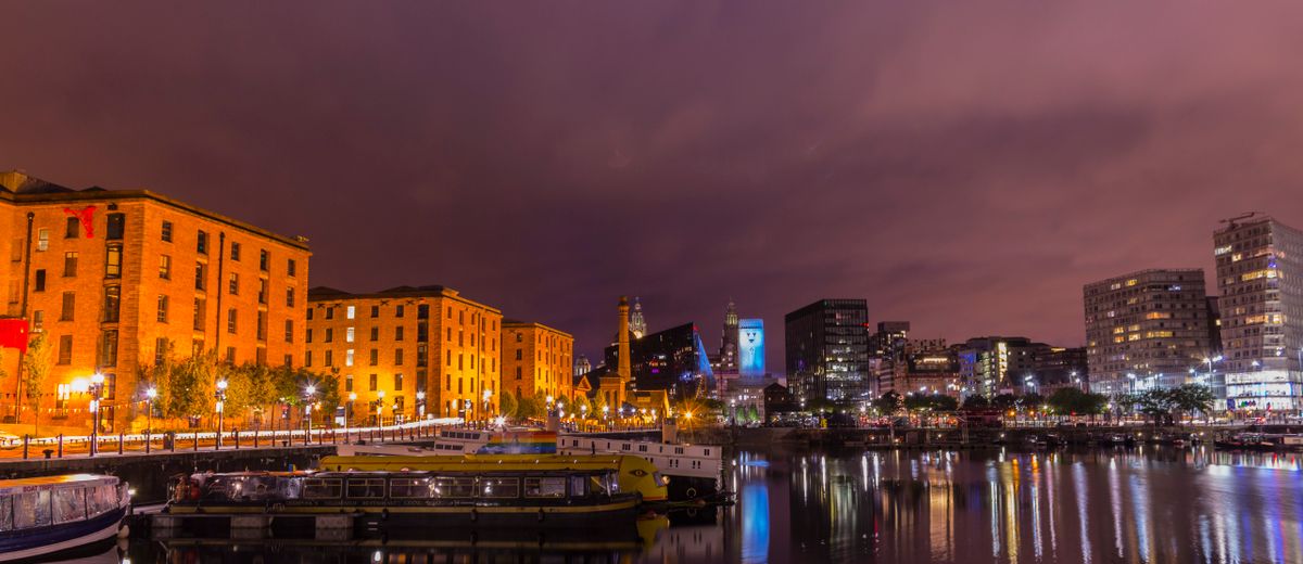 El Albert Dock de Liverpool al anochecer