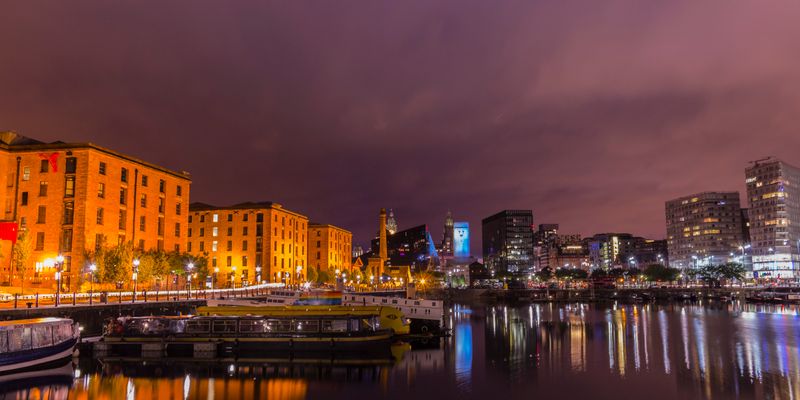 El Albert Dock de Liverpool al anochecer