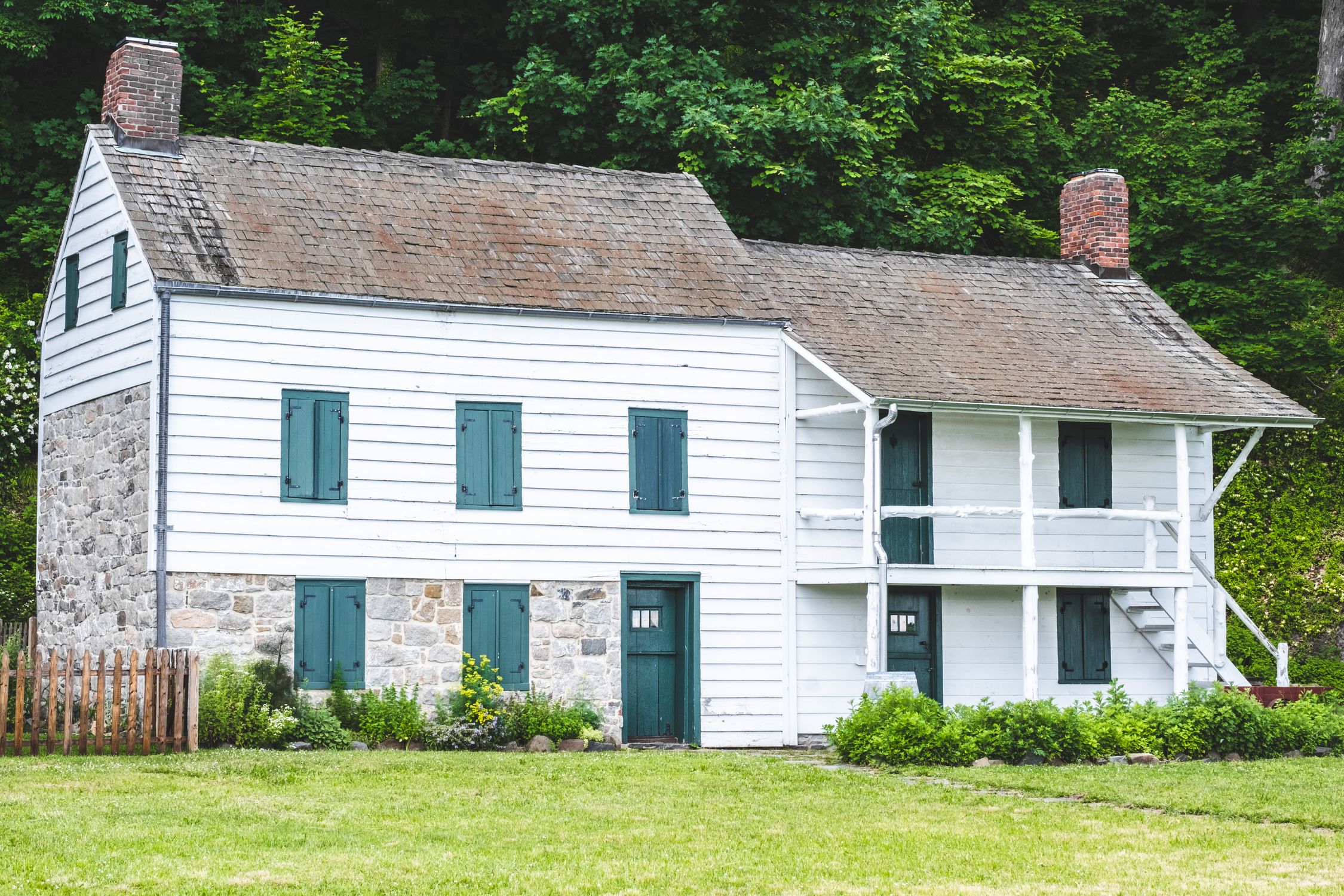 White Wooden House Near the Green Trees · Free Stock Photo