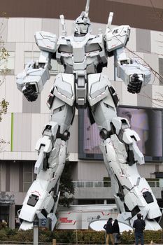 在日本东京港区的户外，矗立着一座巨大的高达雕像