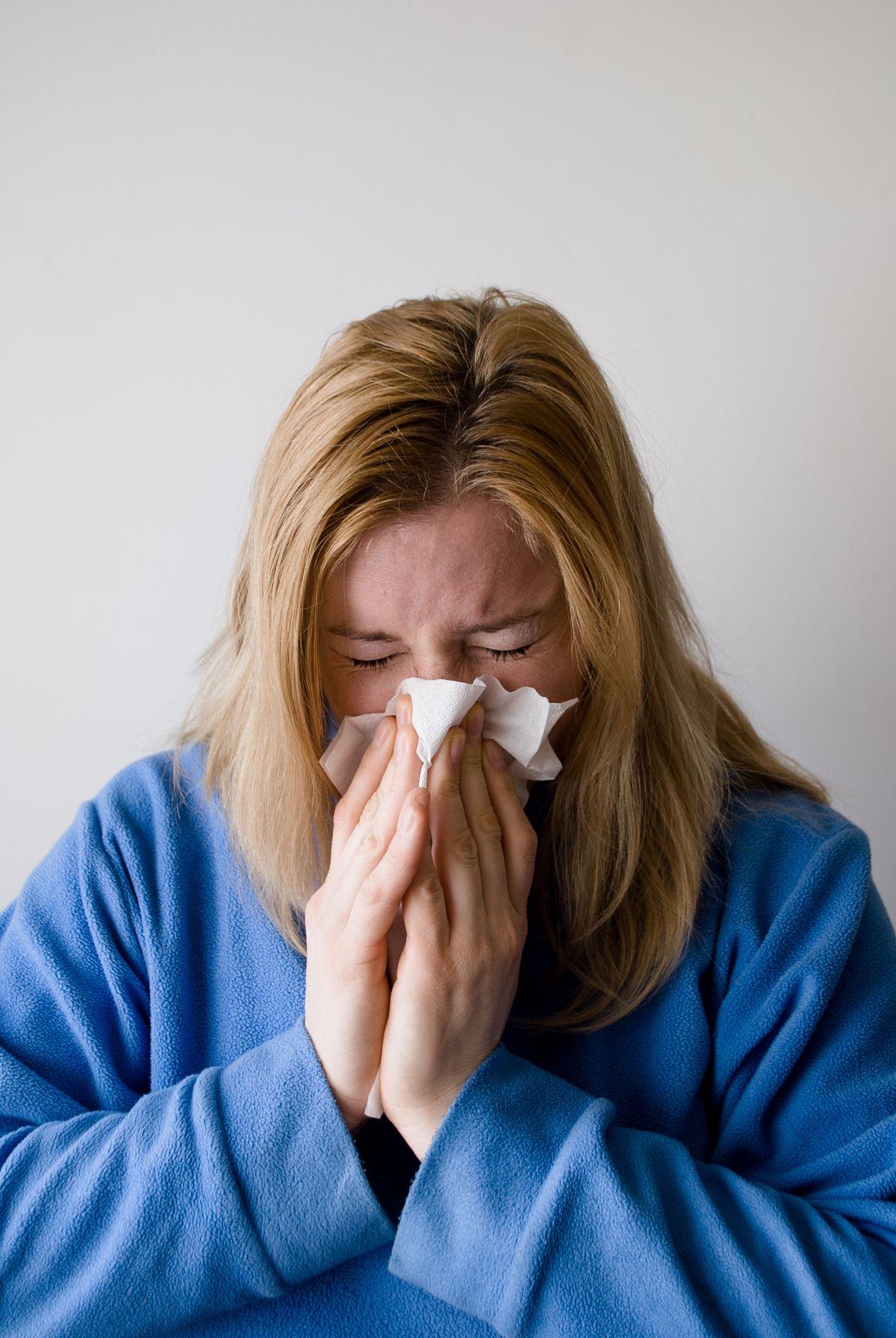 Person with cough — bronchitis symptoms and treatment