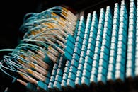 配线架上光纤电缆的特写视图，展现了有效的线缆管理