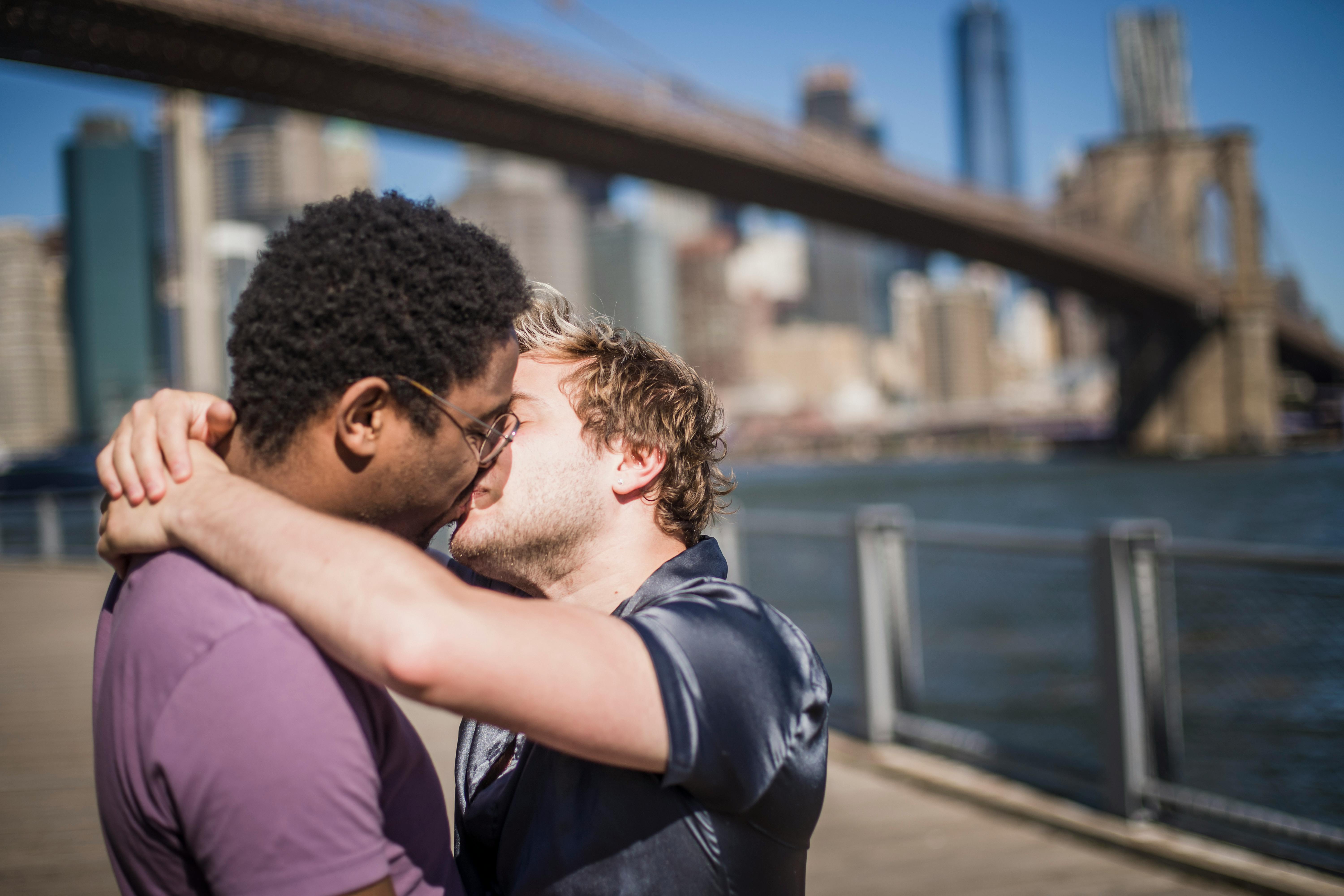 couple kissing outside