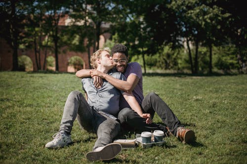 Kostenloses Stock Foto zu afroamerikanischer mann, auf dem gras, entspannung