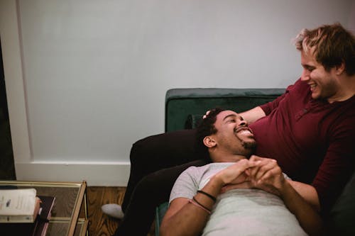 Kostenloses Stock Foto zu afroamerikanischer mann, couch, erwachsener