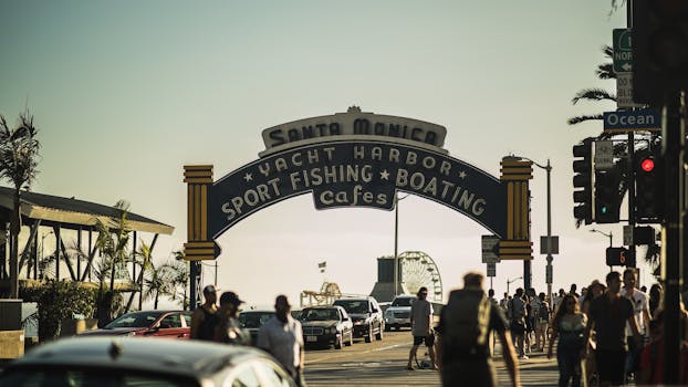 日落时分，圣莫尼卡码头标志性入口处的街景繁华热闹