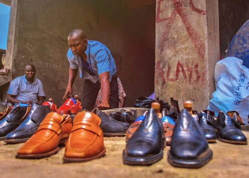 Бесплатное стоковое фото с африканский, кожаная обувь, мужчина