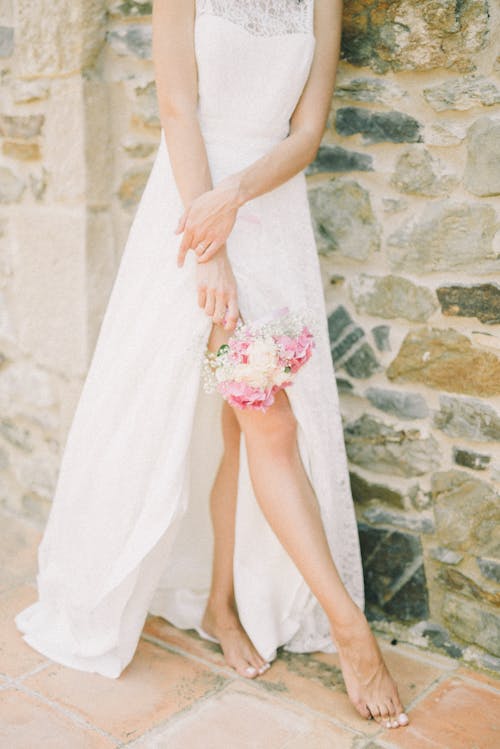 Persona In Piedi Tenendo Il Bouquet Da Sposa