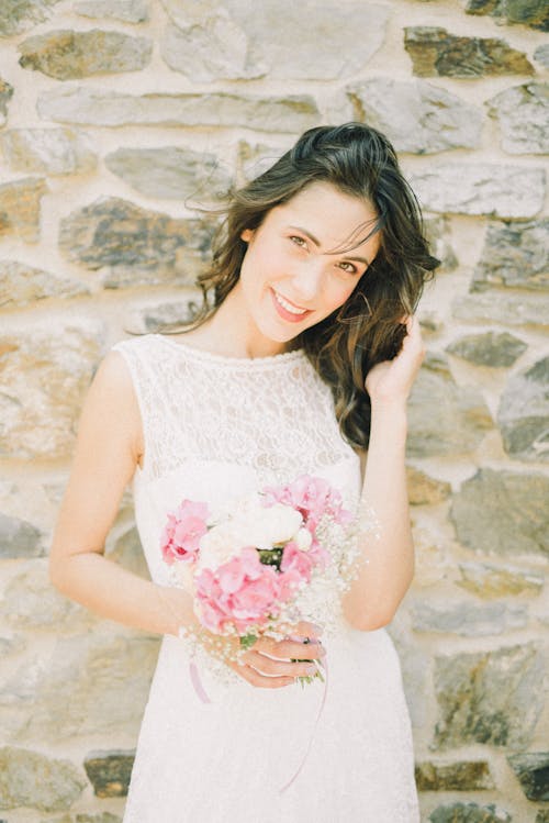 Vrouw In Witte Bloemen Mouwloze Jurk Met Roze Roos Boeket