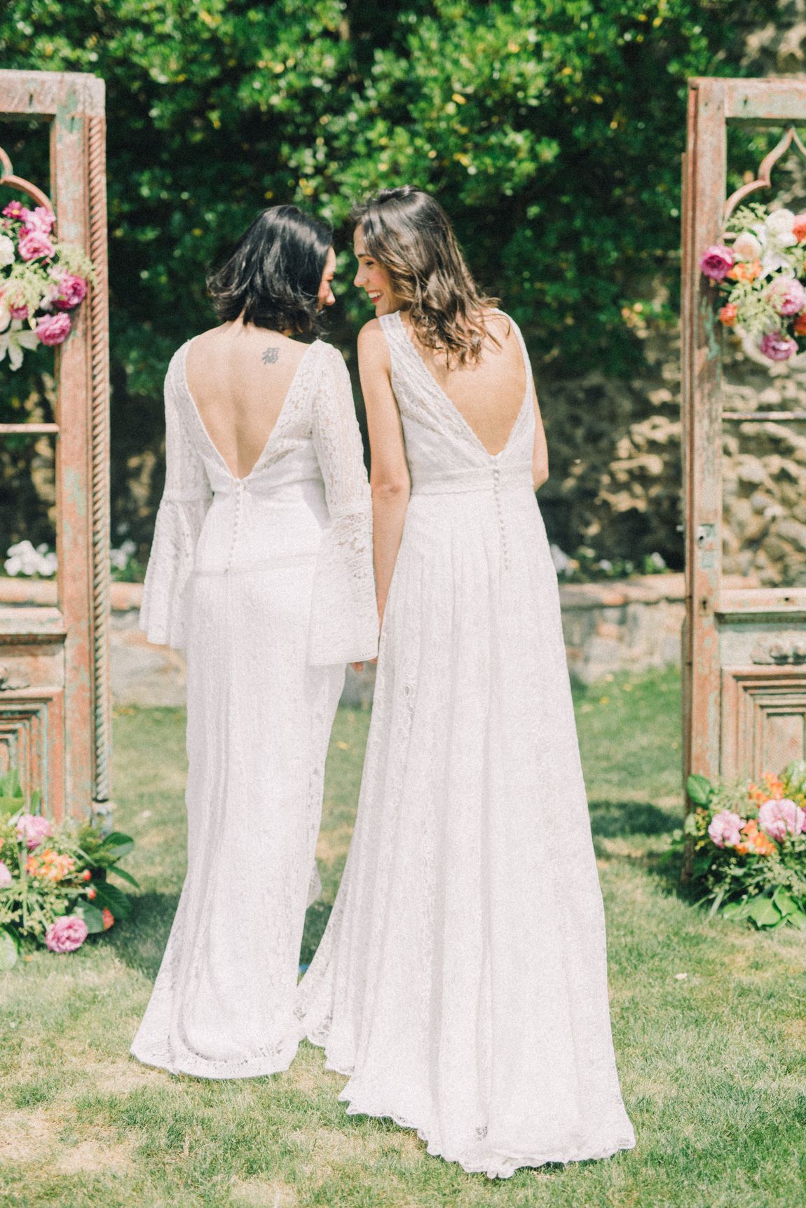 Novias tomadas de las manos