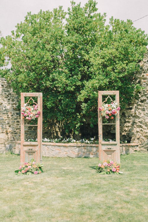 免費 木製婚禮拱門與花的照片 圖庫相片