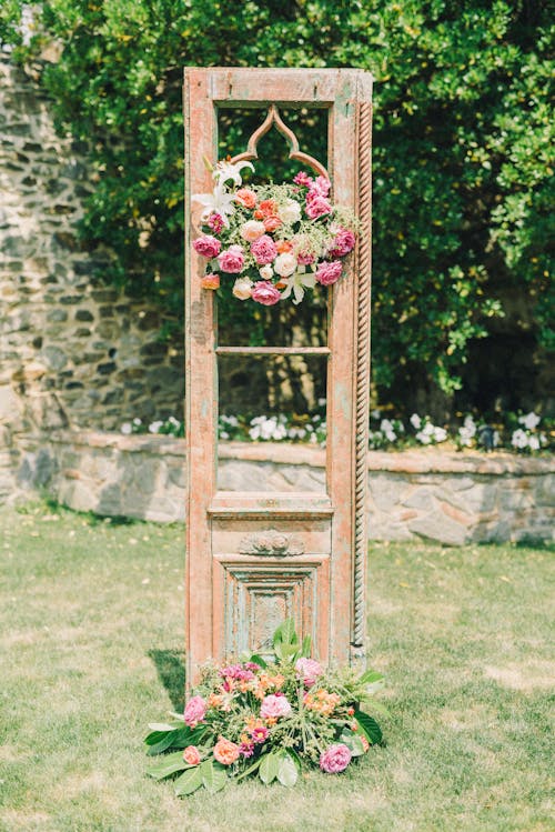 木制婚礼拱门与花的照片