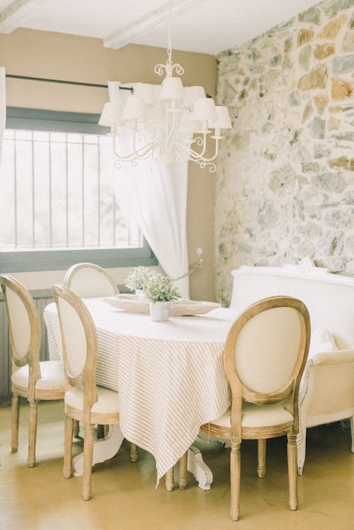 Free Nappe Blanche Sur Table Stock Photo