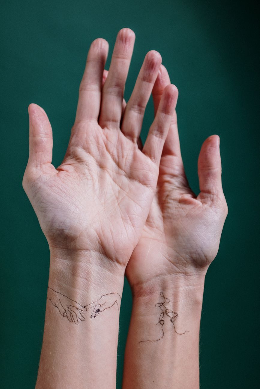 Tatouage éphémère fine line sur le poignet, tracé fin et net typique d'une encre végétale de qualité