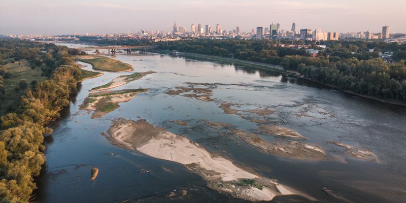 El río Vístula y los rascacielos de Varsovia desde el aire