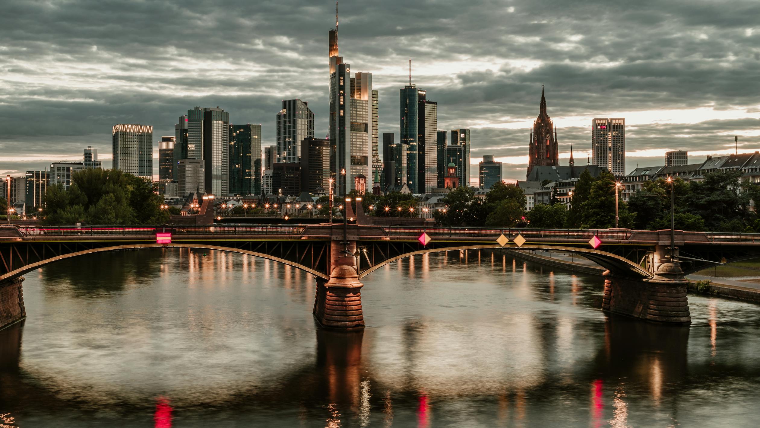 Brücke über den Main mit Blick auf die Frankfurter Skyline