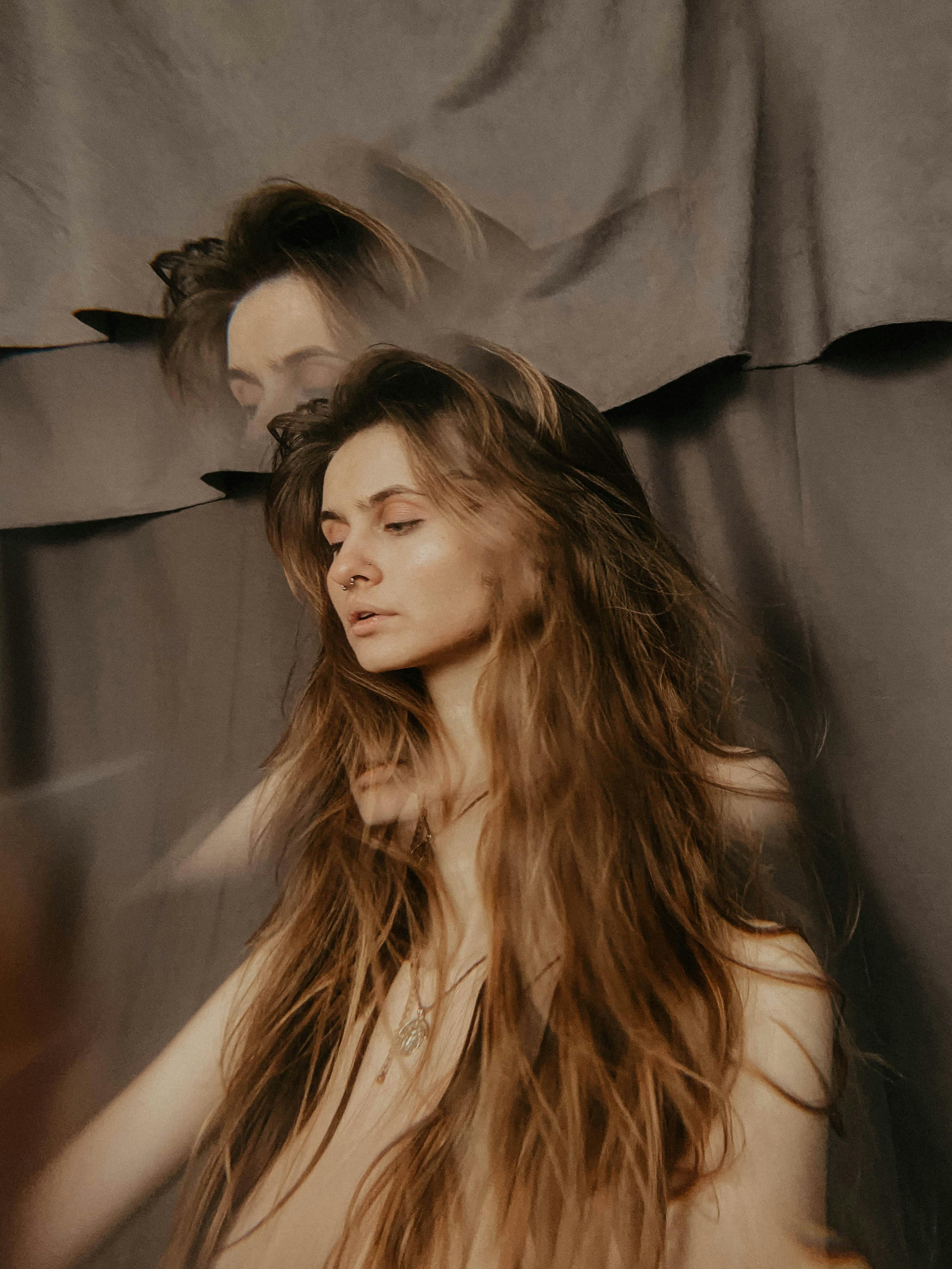 这幅女性艺术肖像运用了柔焦和镜面效果，营造出梦幻而超现实的氛围