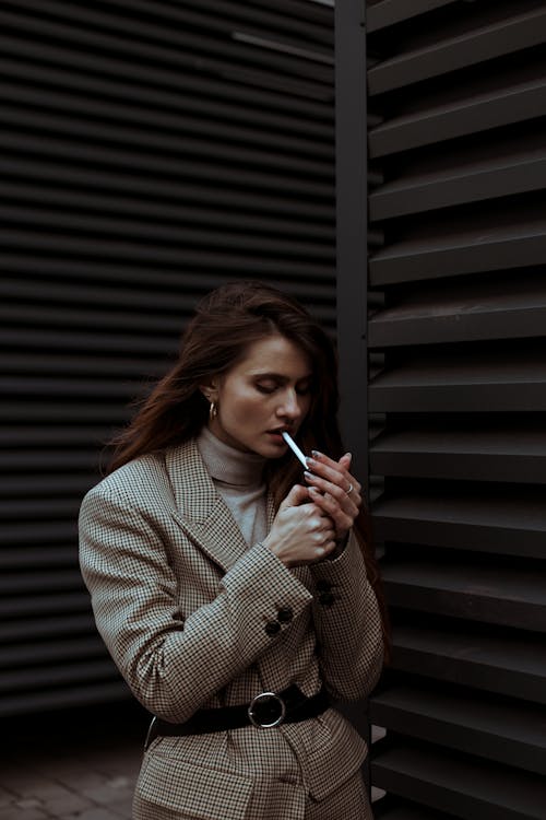 Immagine gratuita di bellissimo, donna, fumando