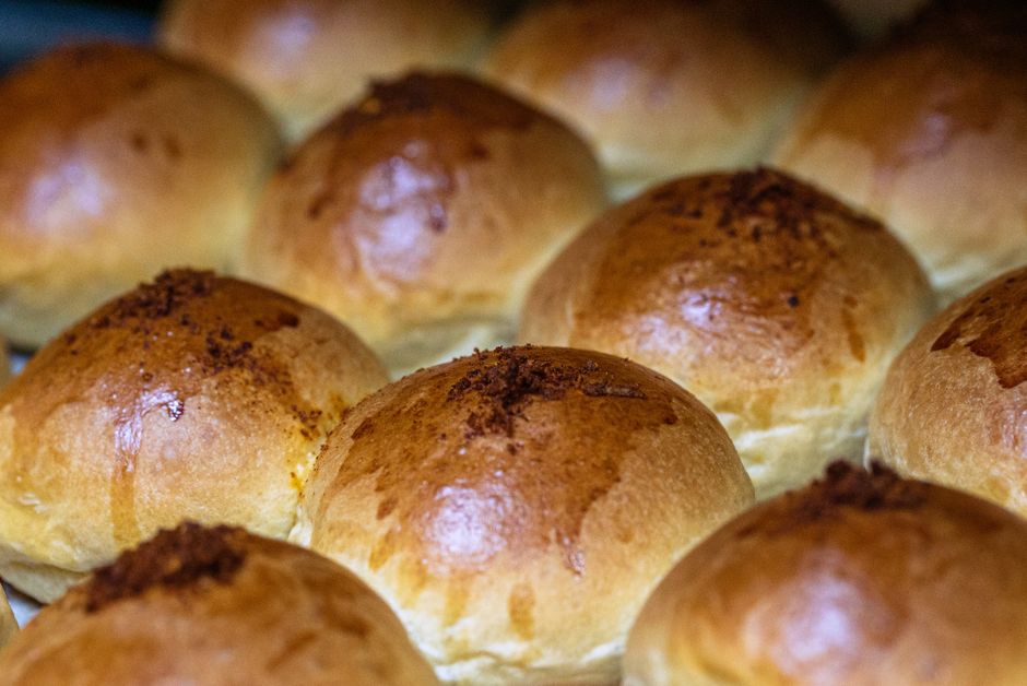 Close-up of fresh golden brown baked bread rolls with crusty tops, perfect for a delicious meal.