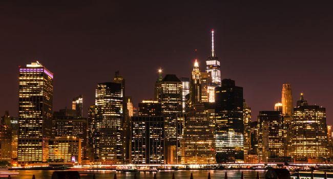 纽约市的夜景照亮了天际线，展现出标志性的摩天大楼和城市灯火