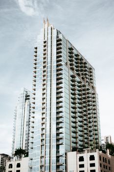城市摩天大楼的玻璃立面展示了现代建筑和城市生活