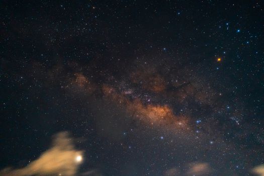 夜空中充满活力的星星，构成令人惊叹的银河景观，非常适合用作壁纸